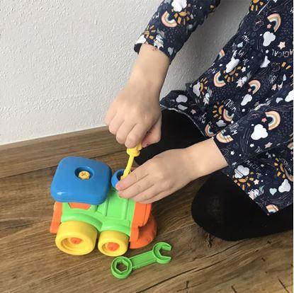 Šroubovací hračka pro děti - mašinka