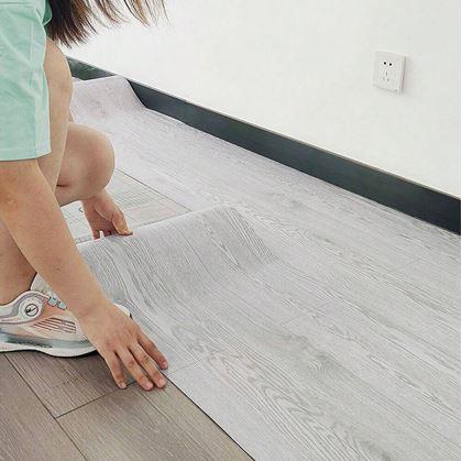 Obrázek z Samolepicí fólie na podlahu 200x60 cm - šedé dřevo