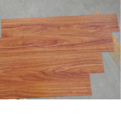 Obrázek z PVC samolepicí dřevěná podlaha - dub tmavý