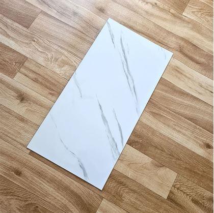 Obrázek z Samolepicí obklad 60x30 cm - bílý mramor
