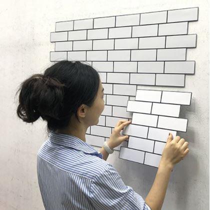 Obrázek z Samolepicí tapeta - bílý obklad