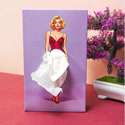 Obrázek z Papírové kapesníky v krabičce - dáma v šatech