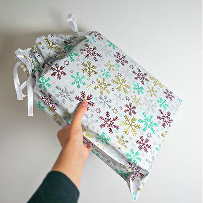 Obrázek z Vánoční dárkový balicí sáček se šňůrkou - 51x39 cm - sněhové vločky