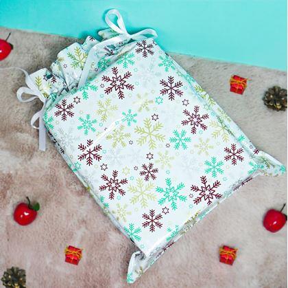 Obrázek z Vánoční dárkový balicí sáček se šňůrkou - 51x39 cm - sněhové vločky