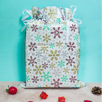 Obrázek z Vánoční dárkový balicí sáček se šňůrkou - 51x39 cm - sněhové vločky