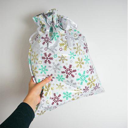 Obrázek z Vánoční dárkový balicí sáček se šňůrkou - 51x39 cm - sněhové vločky