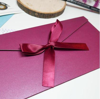 Obrázek z Dárková obálka se stuhou - bordó