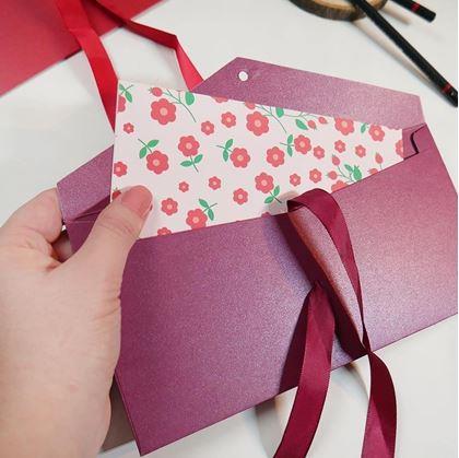 Obrázek z Dárková obálka se stuhou - bordó